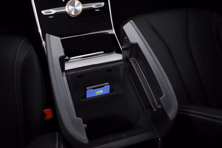 Chưa hết, MG Marvel R Electric còn được trang bị cụm pin 70 kWh, cho phép 2 bản Comfort và Luxury chạy 370 km sau khi sạc đầy pin. Phạm vi hoạt động tương ứng của bản Performance là 402 km. Với hệ thống sạc nhanh, người dùng có thể tăng dung lượng pin từ 5-80% trong thời gian chỉ 43 phút.