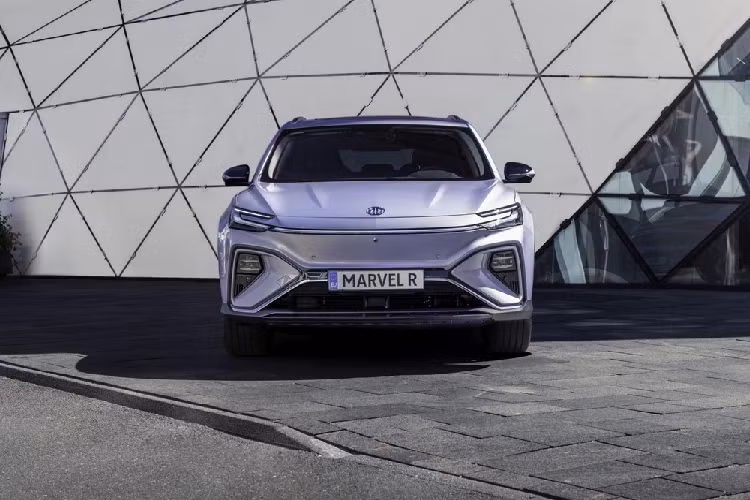 MG Marvel R Electric chạy điện dành cho thị trường châu Âu vốn không phải là xe hoàn toàn mới. Mẫu xe này trên thực tế đã bắt đầu được bán ở thị trường Trung Quốc từ năm 2020. Đồng thời, đây cũng là thế hệ kế nhiệm của mẫu xe Trung Quốc Roewe Marvel X đã ra mắt từ năm 2018. Điều này không có gì lạ vì MG và Roewe thuộc hãng mẹ SAIC của Trung Quốc.