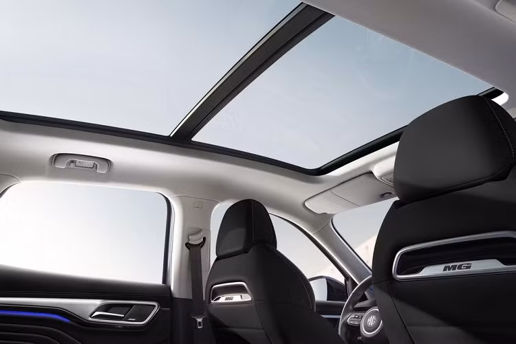 Tại thị trường châu Âu, MG Marvel R Electric bản Comfort và Luxury đều được trang bị 2 mô-tơ điện nằm trên cầu sau, tạo ra công suất tổng cộng 177 mã lực cùng mô-men xoắn cực đại 410 Nm. Nhờ đó, xe có thể tăng tốc từ 0-100 km/h trong thời gian 7,9 giây và đạt vận tốc tối đa 200 km/h.