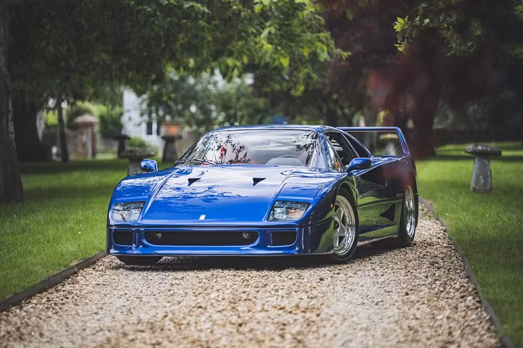 "Trái tim" của Ferrari F40 là khối động cơ xăng V8, tăng áp kép, dung tích 2.9L, sản sinh công suất tối đa 471 mã lực. Sau 32 năm xuất xưởng, chiếc Ferrari F40 này có số công-tơ-mét khá thấp, chỉ 26.155 km.