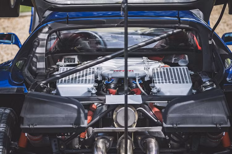 Trước khi đặt chân đến nước Anh, chiếc Ferrari F40 này đã từng được đăng ký lần đầu tiên ở Nyon, Thụy Sỹ vào tháng 7/1989. Đến năm 2004, chiếc siêu xe Ý được chuyển đến Nhật Bản. 6 năm sau đó, chiếc Ferrari F40 được độ thành xe đua F40 LM có thể lưu thông trên đường phố.