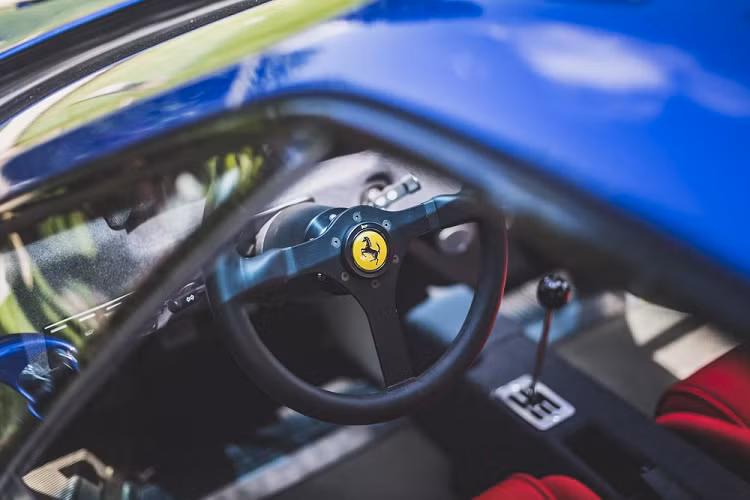 Mới đây, chiếc Ferrari F40 đấu giá được tới 1 triệu Bảng Anh (tương đương 1,38 triệu USD hay 31,9 tỷ đồng). Theo trang Car UK, đây là chiếc xe đắt nhất trong một sự kiện đấu giá trực tuyến tại Anh quốc nói riêng và châu Âu nói chung. Nói cách khác, chủ sở hữu mới của chiếc Ferrari F40 chẳng cần nhìn thấy xe ngoài đời thực vẫn sẵn sàng chi một số tiền lớn để mua. Điều đó phần nào cho thấy sự chịu chơi của đại gia này.