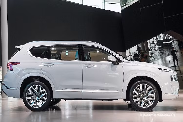 Tuy nhiên, tính từ đầu năm 2021 đến nay doanh số của Hyundai SantaFe mới lại thua xa đối thủ Kia Sorento. Cụ thể, Hyundai SantaFe có doanh số cộng dồn trong năm nay đạt 35.180 chiếc, trong đó có 3.494 chiếc trong tháng 10. Mặt khác, Sorento đã bán được tổng cộng 59.470 chiếc trong 10 tháng đầu năm và 5.363 chiếc trong tháng 10 vừa qua. Tổng doanh số trong năm 2020 của Hyundai SantaFe (bao gồm cả mẫu cũ) chỉ đạt 57.578 chiếc tại Hàn Quốc trong khi Kia Sorento là 82.275 chiếc.