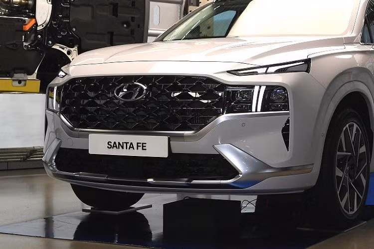 Thời gian vừa qua, Kia Sorento đã trải qua một đợt “khủng hoảng” cung không đủ cầu do ảnh hưởng của sự thiếu hụt chíp bán dẫn gây ra. Thời gian nhận xe của khách hàng Hàn Quốc đã bị kéo dài đến 9 tháng cho phiên bản máy dầu, 10 tháng cho phiên bản máy xăng và 11 tháng hoặc hơn cho phiên bản hybrid. Sự xuất hiện của Hyundai SantaFe 6 chỗ mới dự kiến sẽ “vợt” được một phần khách hàng của Sorento. Theo giới thạo tin, thời gian chờ nhận xe của SantaFe “hấp dẫn” hơn so với Kia Sorento, chỉ mất khoảng 6-7 tháng.