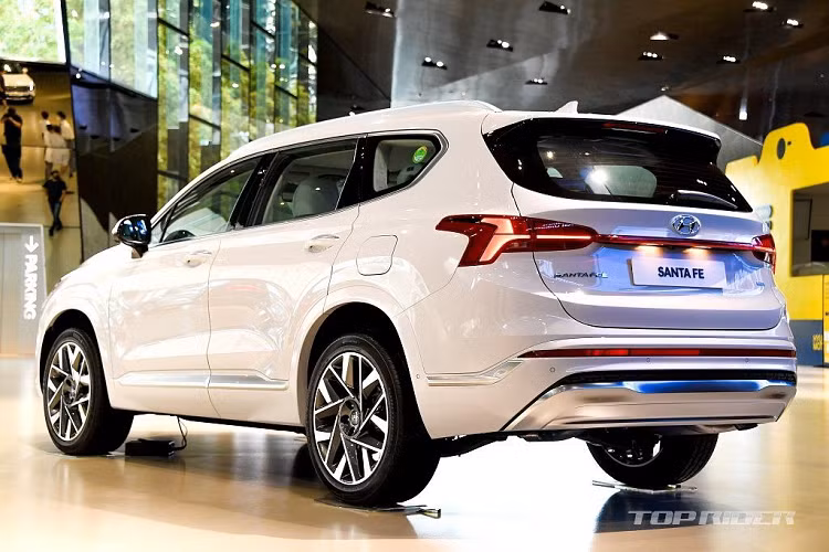 Về truyền động, Hyundai SantaFe 6 chỗ mới sẽ được trang bị hệ truyền động hybrid với máy xăng 4 xi-lanh, tăng áp, dung tích 1.6L, kết hợp cùng mô-tơ điện mạnh 59 mã lực và cụm pin lithium-ion 1,49 kWh. Khối động cơ này tạo ra công suất tối đa 227 mã lực và mô-men xoắn cực đại 350 Nm. Dự kiến, chiếc SUV cỡ trung sẽ được bổ sung thêm động cơ xăng và diesel trong tương lai.
