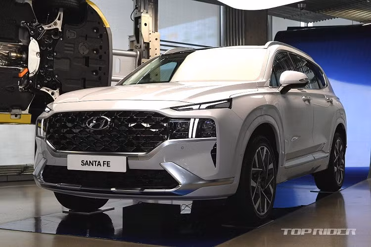 Hyundai SantaFe được bổ sung phiên bản nâng cấp giữa vòng đời vào năm 2020 và dùng cơ sở gầm bệ hoàn toàn mới. Theo đó, khoảng để chân cho hàng ghế thứ hai được tăng thêm 34 mm. Ngoài ra, chiếc SUV cỡ trung còn có thêm một hệ thống hybrid tiết kiệm xăng mới, nhằm cải thiện doanh số bán ra thị trường.