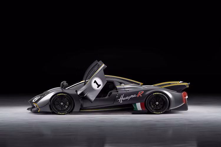 “Trái tim” của Pagani Huayra R là khối động cơ V12 hoàn toàn mới, được hãng hợp tác phát triển với HWA AG. Khối động cơ này có dung tích 6.0 lít, nạp khí tự nhiên và có tốc độ tối đa lên đến 9.000 vòng/phút, tạo công suất cực đại 838 mã lực và 750 Nm mô-men xoắn. 