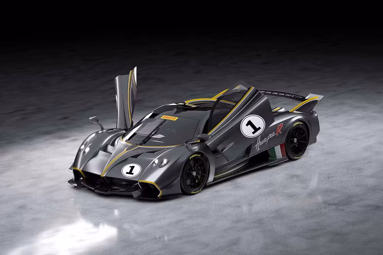 Theo công bố của Pagani, xe sẽ chỉ được sản xuất giới hạn 30 chiếc trên toàn thế giới. Mức giá xe Pagani Huayra R 2021 bán ra khởi điểm từ 2,6 triệu Euro, chưa bao gồm thuế. Khách hàng mua xe sẽ được mời đến các sự kiện đặc biệt được tổ chức tại nhiều đường đua nổi tiếng trên khắp thế giới. Họ sẽ có cơ hội trải nghiệm chiếc xe của mình bên cạnh sự giúp đỡ của các tay lái chuyên nghiệp của Pagani.