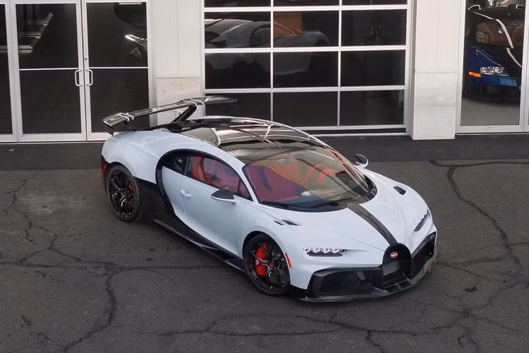 Lần đầu tiên trình làng vào hồi tháng 3 năm ngoái, siêu xe Bugatti Chiron Pur Sport là phiên bản được nâng cấp mạnh cả về thiết kế khí động lực học và hệ thống treo của dòng siêu xe Chiron. Mãi đến nay, chiếc siêu xe Bugatti Chiron Pur Sport đầu tiên mới được giao cho khách hàng.