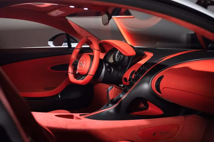 Qua hình ảnh do đại lý Bugatti of Greenwich tung ra, có thể thấy chiếc Chiron Pur Sport của đại gia Mỹ được sơn màu trắng Quartz White với những tấm ốp thân vỏ bằng sợi carbon trần. Ngoài ra, chiếc siêu xe này còn có những trang bị tùy chọn đắt giá như cửa sổ trời Sky View và hệ thống xả in 3D bằng titan.