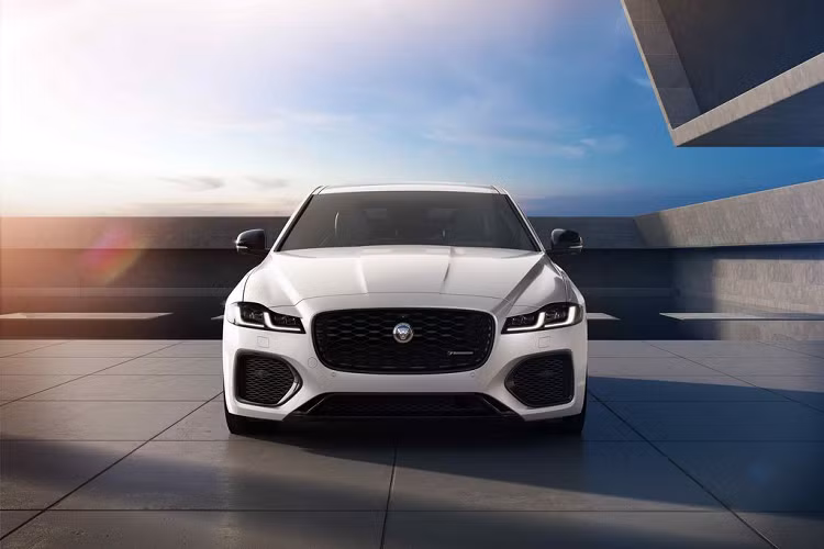 Gói Ngoại thất màu đen của mẫu xe sang Jaguar XF đã được cải tiến, với lớp phủ màu đen bóng được áp dụng cho ốp gương chiếu hậu và ốp hông xe, lưới tản nhiệt, viền lưới tản nhiệt, viền cửa sổ, hốc thông gió bên hông, phù hiệu phía sau, ngoài ra còn có kính cửa sổ màu sậm. Bổ sung cho các yếu tố này là bánh xe 19” hoàn thiện màu đen bóng - ‘mẫu 5106’ cho mẫu xe XF - cùng với cùm phanh màu đỏ. Mẫu XF R-Dynamic Black được trang bị đầy đủ các tùy chọn màu sơn.