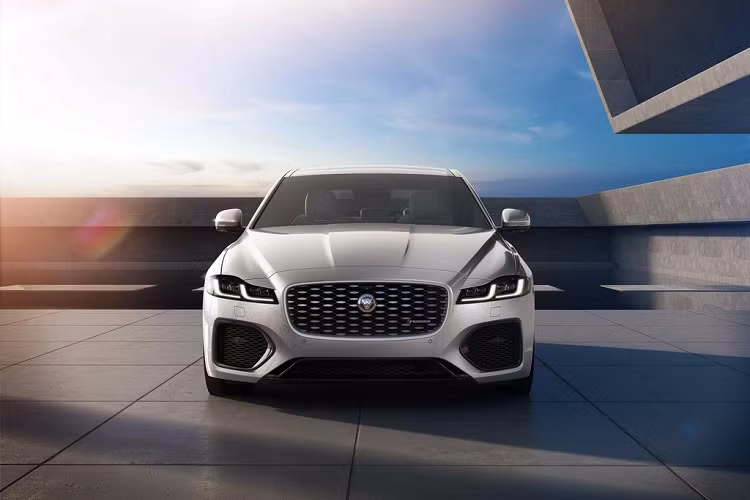 Tại thị trường Việt Nam, XF Saloon được nhập khẩu và phân phối chính hãng. Mức giá xe Jaguar XF R-Dynamic Black từ hơn 3,2 tỷ đồng. Ngoài các phiên bản xây dựng cấu hình sẵn, Khách hàng có thể đặt các mẫu xe với các tùy chọn, cấu hình và màu sắc nội, ngoại thất theo sở thích và cá tính riêng.