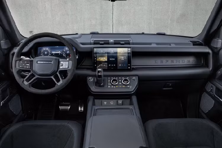 Khả năng vượt địa hình vượt trội là điểm nổi bật của Defender và động cơ V8 bổ sung thêm một điểm mới hấp dẫn người lái, với việc giới thiệu chế độ Dynamic mới trong hệ thống Phản ứng địa hình - chỉ có trên Defender chạy bằng động cơ V8. Nó giúp người lái xe khai thác đặc tính một cách năng động hơn và khả năng xử lý cân bằng của xe trên đường băng và bề mặt sụt lún. Được thiết kế để trở thành mẫu Defender nhanh nhất từng được sản xuất và hấp dẫn nhất từ trước đến nay, mẫu xe mang lại sự nhanh nhẹn và hấp dẫn vô song đối với người lái.