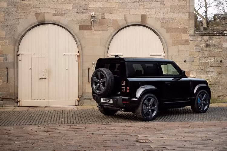 Phiên bản Defender V8 Carpathian độc quyền mới là sự thể hiện đỉnh cao của hiệu suất, độ bền và thiết kế, đồng thời đại diện cho đỉnh cao của dòng sản phẩm Defender. Được hoàn thiện độc quyền với màu Xám Carpathian, nó được phân biệt bởi mái che, nắp ca-pô tương phản màu Đen Narvik và lần đầu tiên trên Defender Mới, cửa hậu. Các điểm nổi bật về hình ảnh bao gồm hoàn thiện phù hiệu V8 Carpathian Edition đặt làm riêng, thanh kéo màu Satin Black và kẹp phanh màu Xenon Blue đặc biệt.