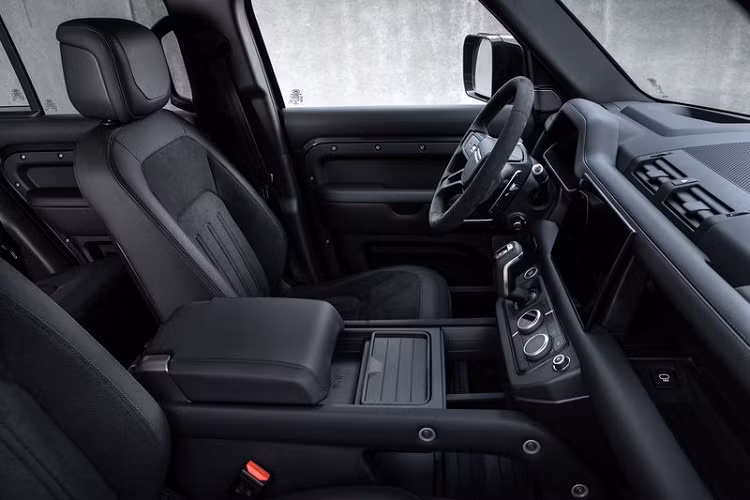 Hệ thống Phản ứng địa hình 2 được nghiên cứu và nâng cấp, mang lại cho Defender V8 một khả năng vận hành nhanh nhẹn, thú vị và nhạy bén hơn. Trong thiết lập này, phản ứng bướm ga chính xác hơn và điều chỉnh riêng cho để Giảm xóc biến đổi liên tục kết hợp với ống lồng hệ thống treo cứng hơn để có thể phản ứng lái ngay lập tức. Hoạt động hài hòa với công nghệ Kiểm soát lực kéo bằng phanh, Hệ thống kiểm soát lực kéo và Bộ điều khiển Yaw mới, Defender V8 nhanh hơn, hấp dẫn hơn và dễ kiểm soát hơn bao giờ hết.