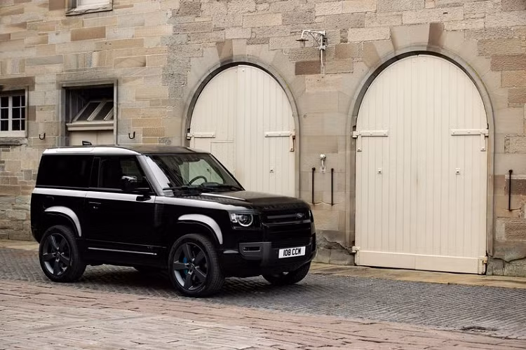 Khách hàng của Defender X, Defender X-Dynamic và Defender V8 có thể chọn Gói màu Đen mở rộng mới. Nó cung cấp một lớp hoàn thiện Đen bóng cho các tấm trượt phía trước và phía sau, thanh lưới tản nhiệt, bộ hoàn thiện nắp ca-pô, huy hiệu, tấm ốp thân dưới và vòm bánh xe để tạo ra một vẻ ngoài tàng hình và phù hợp cá tính. Để lựa chọn cấu hình và có thể đặt hàng chiếc xe với tính cá nhân hóa riêng cho từng khách hàng, vui lòng vui lòng liên hệ thống đại lý phân phối mới chính hãng và duy nhất thương hiệu Jaguar và Land Rover tại Việt Nam.