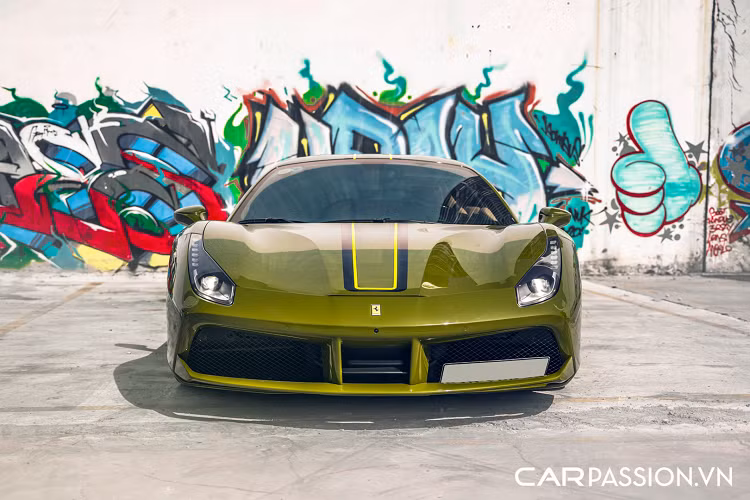 Ferrari 488 GTB được trang bị khối động cơ V8 tăng áp kép đặt giữa, có dung tích 3.9 lít, sản sinh công suất tối đa 661 mã lực tại vòng tua máy 8.000 vòng/phút và mô men xoắn cực đại đạt mức 760 Nm tại vòng tua máy 3.000 vòng/phút. Toàn bộ 661 mã lực được truyền tới các bánh xe thông qua hộp số Getrag 7 cấp ly hợp kép được phát triển theo công nghệ F1. 488 GTB tăng tốc từ 0-100 km/h trong vòng 3 giây, mất 8,3 giây để chạm ngưỡng 200 km/h, trước khi đạt tốc độ tối đa 330 km/h.