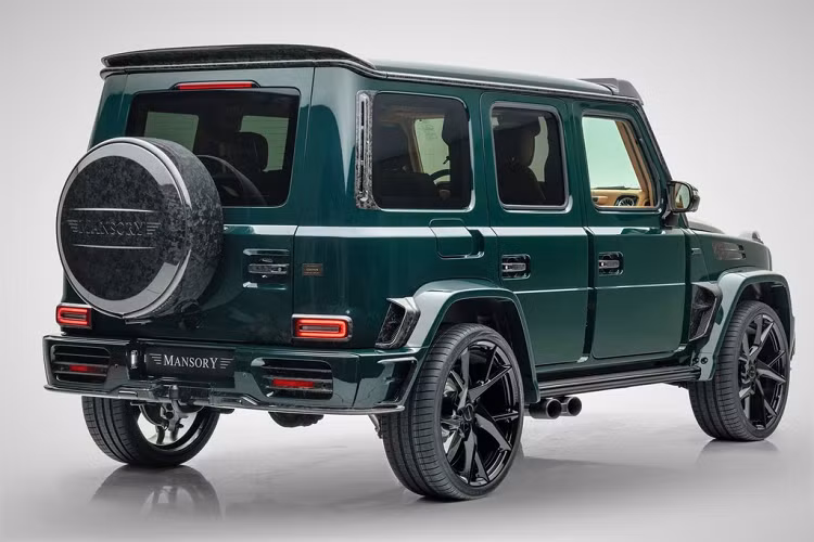 Tên gọi Gronos từng được sử dụng cho những bản độ G63 trước đây của Mansory. Điểm khác biệt chính của gói nâng cấp Gronos 2021 nằm ở màu sơn xanh lá đậm có tên British Racing Green. Đi cùng với đó là hàng loạt chi tiết trang trí carbon ở ngoại thất, giúp ngoại hình của chiếc SUV hạng sang Mercedes-AMG G63 trông hầm hố và cá tính hơn.
