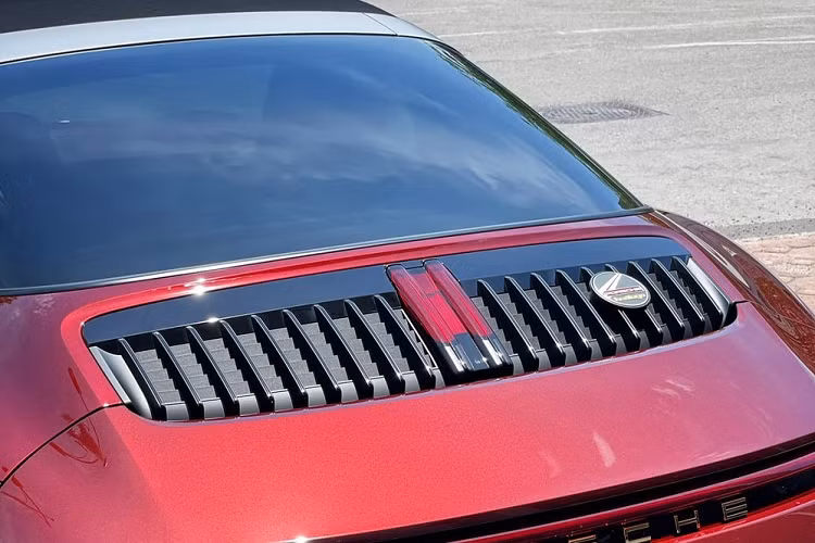 Ngoại thất chiếc Porsche 911 Targa 4S Heritage Design ở Hà Nội có ngoại thất sơn màu đỏ Cherry Metallic bắt mắt cùng các chi tiết mạ vàng hay huy hiệu Porsche Classic ở phía trước, bánh xe và vô lăng và bộ mâm xe độc quyền Carrera Exclusive Design có kích thước 20 inch ở bánh trước và 21 inch ở bánh sau.