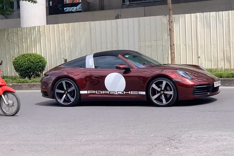 Tại dải đất hình chữ S, đã có đến 2 chiếc siêu xe Porsche 911 Targa 4S Heritage Design được mang về nước để phục vụ cho 2 vị khách sinh sống ở Tp.HCM và Hà Nội.