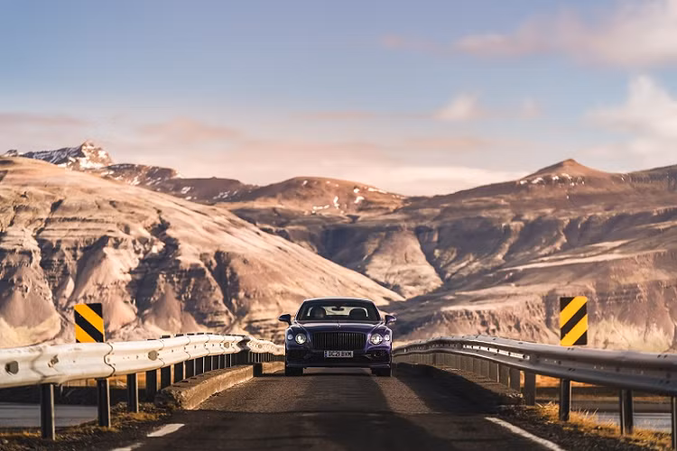 Hình ảnh chiếc Bentley Flying Spur Hybrid băng qua Iceland với thác nước ở bên trái và núi lửa nằm bên phải cho thấy tiềm năng phát triển một nguồn năng lượng mới từ thiên nhiên. Đây chính là ví dụ tốt nhất về định nghĩa nguồn năng lượng sạch bền vững.