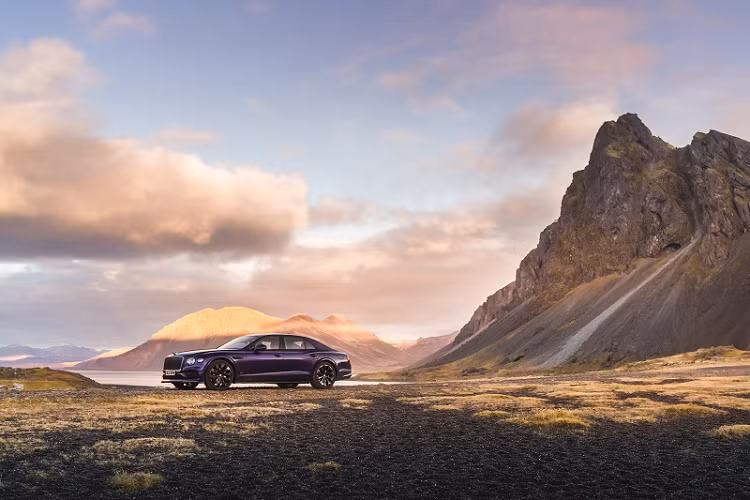 Cung cấp sức mạnh cho Bentley Flying Spur Hybrid chạy rơm là động cơ V6 2.9L kết hợp với một mô-tơ điện, tạo ra tổng công suất 536 mã lực và momen xoắn 750 Nm. Nhờ sức mạnh này, chiếc sedan siêu sang có thể tăng tốc từ 0 - 100 km/h trong 4,1 giây. Sự kết hợp giữa nhiên liệu đốt và điện giúp Flying Spur Hybrid trở thành mẫu sedan siêu sang tiết kiệm nhiên liệu nhất của Bentley dù là xe hiệu năng cao.