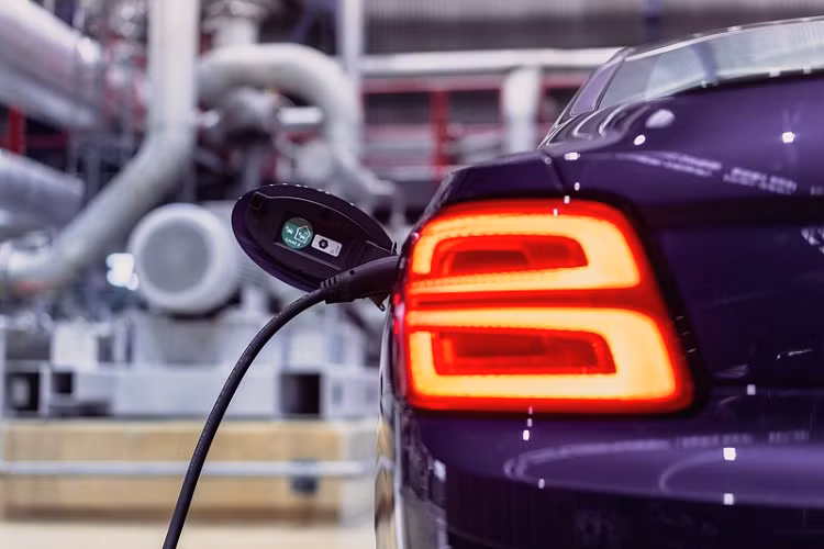 Loại rơm được chiếc Flying Spur Hybrid này sử dụng được coi là hàng phế thải và do đó nó không có bất kỳ ảnh hưởng nào đến hoạt động sản xuất lương thực. Theo Bentley, quá trình tạo ra nhiên liệu đòi hỏi sinh khối (rơm) phải được phân hủy thông qua phản ứng lên men, từ đó tạo ra etanol. Sau đó, nó được khử nước để tạo ra ethylene rồi chuyển hóa thành xăng thông qua một quá trình gọi là “oligomerization” - oligome hóa.