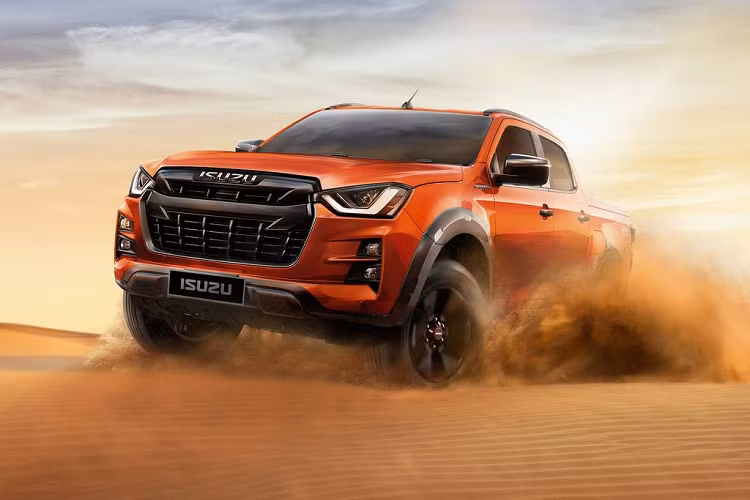 Các tính năng nội thất đáng chú ý của Isuzu D-Max thế hệ mới gồm màn hình thông tin giải trí 9 inch tích hợp Apple CarPlay và Android Auto, bảng điều khiển trung tâm hình chữ V đa phím, vô lăng đa chức năng, màn hình hiển thị thông số kỹ thuật 4.2 inch, 8 loa, điều hòa tự động 2 vùng...