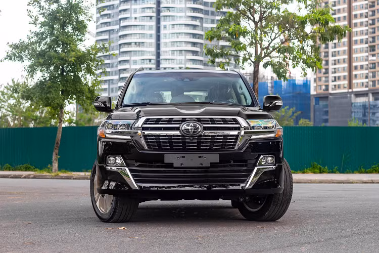Chính vì thế, sở hữu phiên bản Toyota Land Cruiser 2021 máy dầu đưa chiếc xe trở nên độc đáo về cấu hình động cơ và thể hiện mức độ chịu chơi của chủ xe. Xe đang được một công ty kinh doanh xe nhập khẩu ở Hà Nội bán với giá hơn 6 tỷ đồng (tương đương BMW X7).
