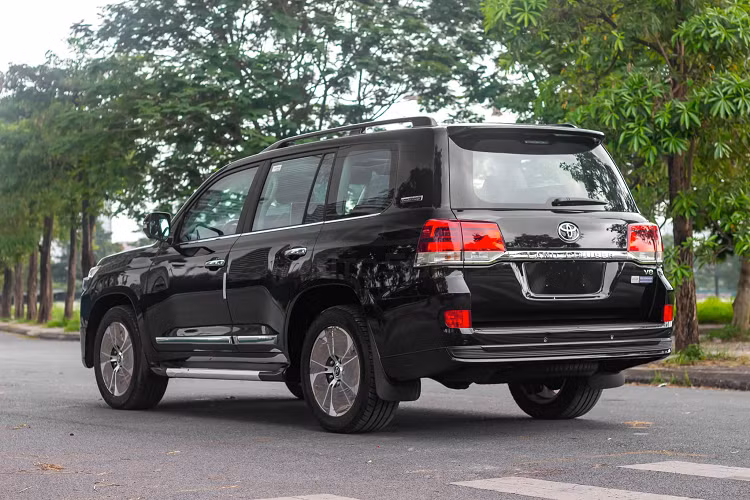 Thiết kế nội thất xe không có nhiều điểm khác biệt so với các phiên bản đang lăn bánh ở Việt Nam. Xe vẫn dùng phanh tay dạng cơ, chưa có phanh điện tử. Màn hình cảm ứng 9 inch, hệ thống giải trí Toyota Touch Pro tích hợp bản đồ. Dàn âm thanh 14 loa JBL, xe có 7 chỗ nhưng điều hoà chỉ là 4 vùng độc lập. Tay lái có tính năng sưởi, xe có sẵn sạc không dây. Màn hình giải trí cho hàng ghế sau.