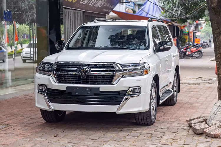 Hộp số tự động 6 cấp, hệ dẫn động bốn bánh. Bề ngoài Land Cruiser bản máy dầu không có quá nhiều khác biệt so với phiên bản máy xăng thông thường. Theo Toyota, Land Cruiser phiên bản máy dầu có chiều dài tổng thể 4.990 mm, chiều cao 1.879 mm, chiều dài cơ sở 2.850 mm. Xe có cấu hình 7 chỗ ngồi. Dung tích bình nhiên liệu 93 lít.