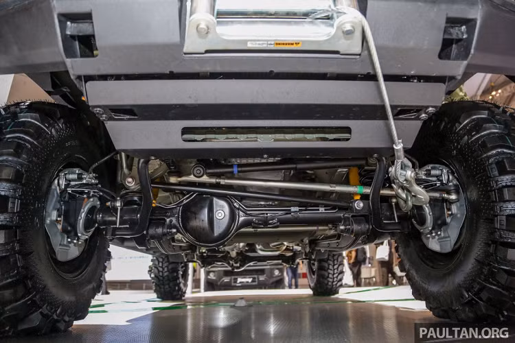 "Trái tim" của Suzuki Jimny 2021 tại Indonesia là khối động cơ xăng 4 xi-lanh, hút khí tự nhiên, dung tích 1,5 lít, tạo ra công suất tối đa 102 mã lực và mô-men xoắn cực đại 130 Nm. Động cơ kết hợp với hệ dẫn động 4 bánh bán thời gian, đi kèm chế độ 2H, 4H và 4L.