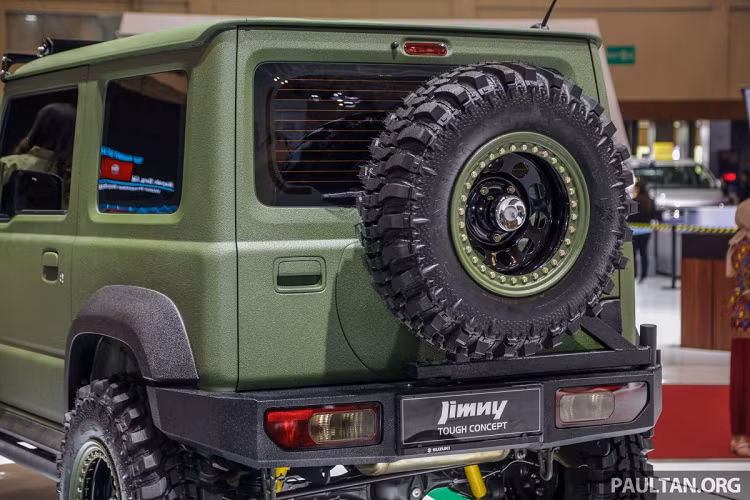 Ở thị trường Indonesia, Suzuki Jimny thế hệ mới có những trang bị đáng chú ý như đèn pha LED tự động với hệ thống rửa đèn, đèn hậu LED, vành hợp kim 15 inch, lốp 195/80, điều hòa tự động và vô lăng đa chức năng. Ngoài ra, xe còn có các hệ thống an toàn và hỗ trợ người lái như 2 túi khí, hệ thống cảnh báo chuyển làn đường, hỗ trợ đèn pha, hỗ trợ khởi hành ngang dốc, hỗ trợ đổ đèo, cân bằng điện tử, chống bó cứng phanh ABS hay phanh khẩn cấp tự động.