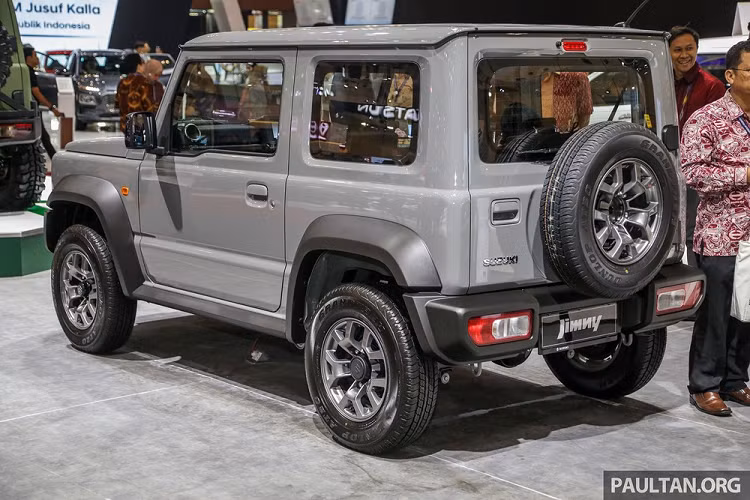 Không những thế, Suzuki Jimny đã qua sử dụng cũng được đẩy giá lên đến 450 triệu Rupiah (khoảng 710 triệu đồng), đắt hơn nhiều so với xe "mới toanh". Nguyên nhân là do mỗi tháng, chỉ có đúng 50 chiếc Suzuki Jimny thế hệ mới được nhập khẩu vào Indonesia. Ngoài ra, vì ảnh hưởng của đại dịch Covid-19 nên dây chuyền sản xuất mẫu xe này tại Nhật Bản đã bị đình trệ, ảnh hưởng đến nguồn cung.