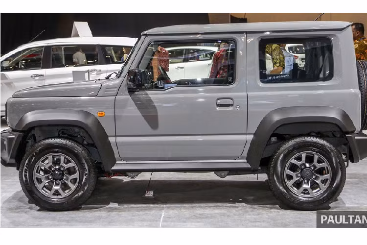 Tại Việt Nam, bất chấp những tin đồn, mẫu SUV nhỏ bé này vẫn chưa được đưa về phân phối chính hãng. Tuy nhiên, đã có một vài chiếc Suzuki Jimny 2020 xuất hiện tại Việt Nam qua con đường nhập khẩu tư nhân và có giá lên đến 1,4 tỷ đồng. Trong đó, có một chiếc đã được thu nạp vào bộ sưu tập xe của Chủ tịch Trung Nguyên.