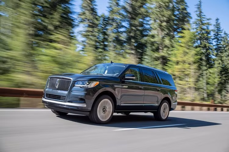 Chiếc SUV cỡ lớn được trang bị hệ thống treo thích ứng với công nghệ "quét" đường hiện đại, dùng một camera hướng về phía trước và 12 cảm biến để "quét" đường 500 lần mỗi giây và thực hiện tới 100 lần điều chỉnh mỗi giây để duy trì cho xe một hành trình thoải mái.