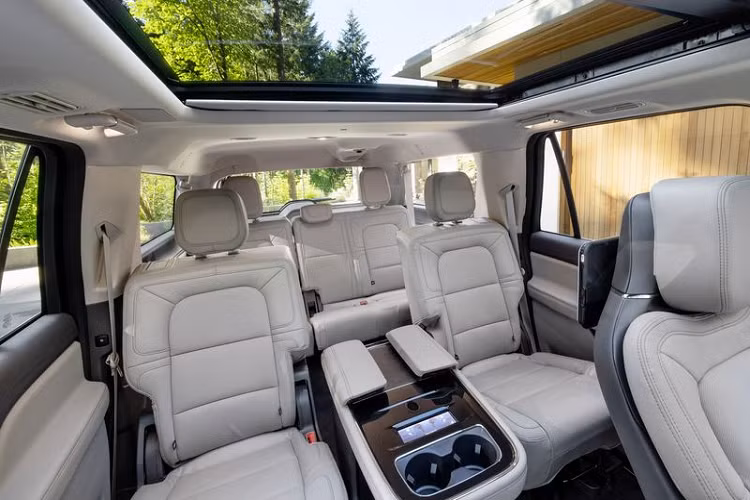 Lincoln còn cung cấp một màn hình 5,8 inch mới để người ngồi sau có thể tự điều chỉnh các cài đặt khí hậu, âm thanh hay các chức năng của ghế (sưởi và thông gió theo tiêu chuẩn, tùy chọn tính năng massage Active Motion).