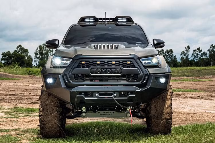 Gói điều chỉnh này sẽ chỉ dành cho phiên bản Hilux Revo hàng đầu, bao gồm lưới tản nhiệt mới, cản trước sau bằng kim loại cực hầm hố, nắp ca-pô mới, đèn LED gắn trên nóc xe, các vòm bánh xe mở rộng và cửa hậu phình ra.