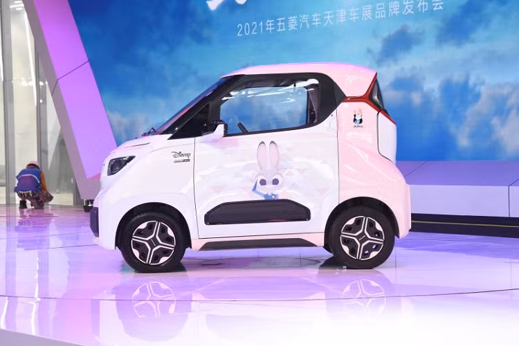 Hôm nay, ngày 17/11/2021, thương hiệu Wuling của liên doanh SAIC-GM-Wuling đã chính thức tung mẫu ôtô điện cỡ nhỏ Wuling NanoEV 2022 mới tại thị trường Trung Quốc. Đồng thời, giá bán của mẫu ôtô điện Trung Quốc này cũng được công bố.