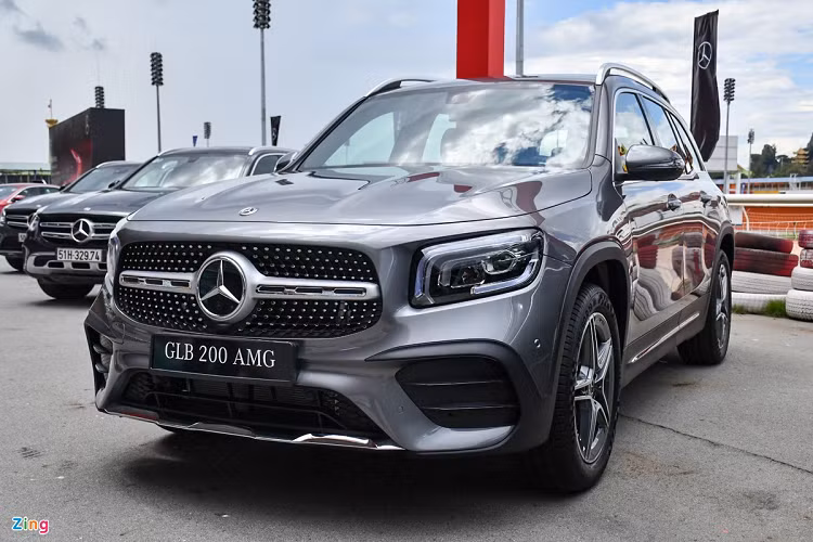 Dòng sedan cao cấp nhất Mercedes-Maybach S-Class có mức giá không đổi trong năm nay. Với 3 phiên bản S 450, S 560 và S 650 có mức giá lần lượt là 7,47 tỷ đồng, 11,1 tỷ đồng và 14,9 tỷ đồng. Tương tự, mẫu SUV cỡ nhỏ 5+2 chỗ ngồi GLB 200 AMG vẫn giữ nguyên ở mức 2 tỷ đồng.