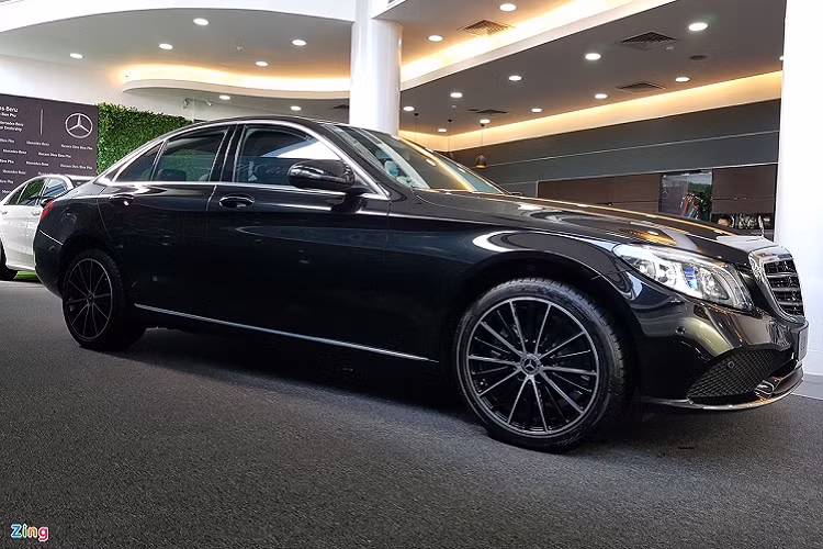 Mercedes-Benz C-Class hiện được phân phối với 3 phiên bản. Trong khi C 180 vẫn giữ nguyên mức giá 1,4 tỷ đồng, C 200 Exclusive có giá mới 1,7 tỷ đồng, tăng 10 triệu đồng so với năm 2020. Phiên bản cao cấp nhất C 300 AMG được niêm yết 1,97 tỷ đồng, tăng 30 triệu đồng. 