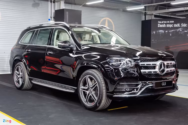 Các dòng SUV nhập khẩu chính hãng từ Mỹ bao gồm GLC 300 4MATIC Coupe, GLE 450 4MATIC và GLS 450 4MATIC cũng nằm trong danh sách thay đổi về giá. Cụ thể, GLC 300 4MATIC Coupe có giá 3,09 tỷ đồng, tăng 20 triệu đồng. Phiên bản GLE 450 4MATIC có mức giá mới 4,41 tỷ đồng, tăng 40 triệu đồng so với thời điểm ra mắt. GLS 450 4MATIC có giá chính thức 5 tỷ đồng, tăng 90 triệu đồng so với trước đây.