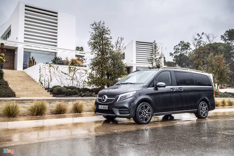 Các mẫu xe nhập khẩu nguyên chiếc cũng có nhiều sự thay đổi về giá. Dòng xe MPV cao cấp V-Class có 2 phiên bản là V 250 Luxury và V 250 AMG với mức giá mới lần lượt là 2,662 tỷ đồng và 3,232 tỷ đồng, tăng lần lượt 36 triệu đồng và 49 triệu đồng. Trong lần nâng cấp gần đây nhất, Mercedes-Benz Việt Nam đã hỗ trợ giao diện giải trí MBUX mới nhất cho dòng xe này.