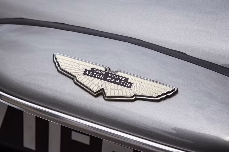 Vào năm 1977, Aston Martin DB5 bị đánh cắp từ một nhà chứa máy bay tư nhân ở sân bay Boca Raton, Florida và gần đây chiếc xe này được cho là đã xuất hiện tại Trung Đông.