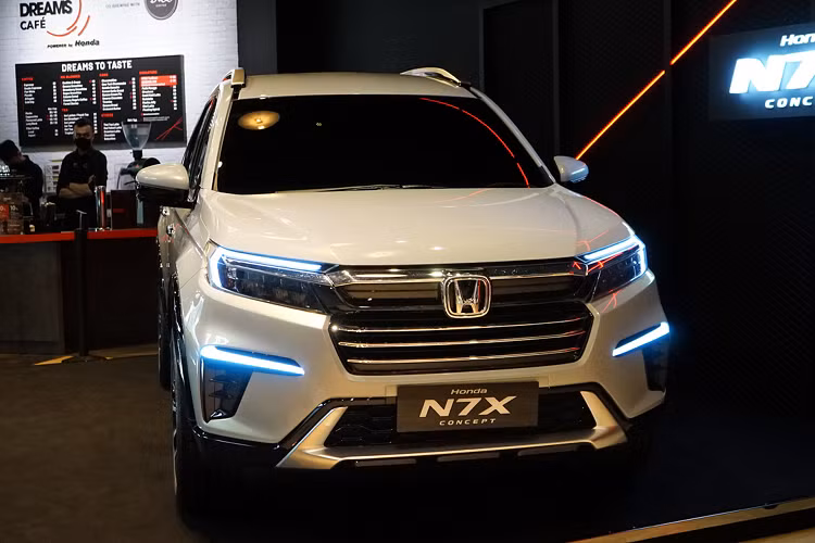 Honda BR-V 7 chỗ ngồi chính là mẫu xe đối thủ của Mitsubishi Xpander và Suzuki Ertiga tại một số thị trường ở khu vực Đông Nam Á như Thái Lan hay Indonesia. Trước đây đã có nhiều tin đồn Honda BR-V sẽ được Honda Việt Nam phân phối, tuy nhiên mãi đến nay HVN bỏ ngỏ kế hoạch phân phối dòng xe BR-V.