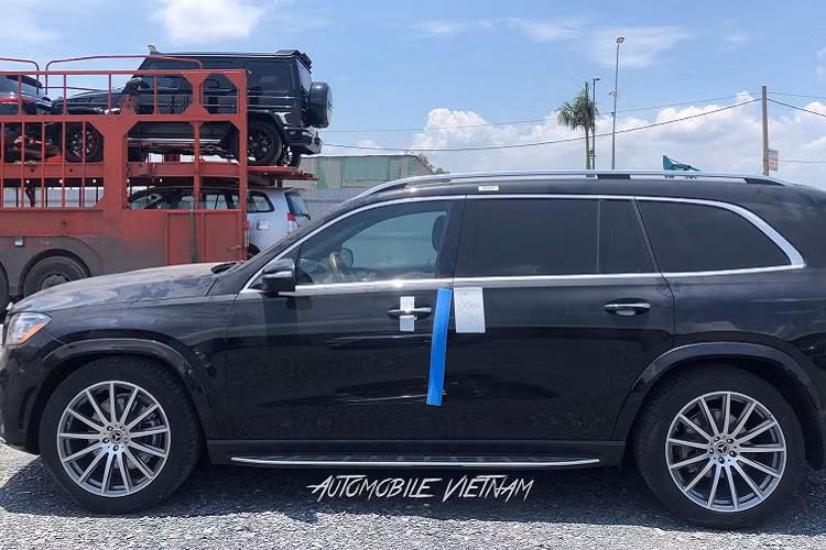 Chiếc Mercedes-Benz GLS thế hệ mới vừa được đưa về nước thuộc phiên bản GLS 580 4Matic, đây là phiên bản không được phân phối chính hãng tại Việt Nam. Chính vì thế, Mercedes-Benz GLS 580 4Matic 2021 mới trở thành món “đồ chơi” độc đáo dành cho những đại gia Việt đề cao công suất mạnh mẽ.