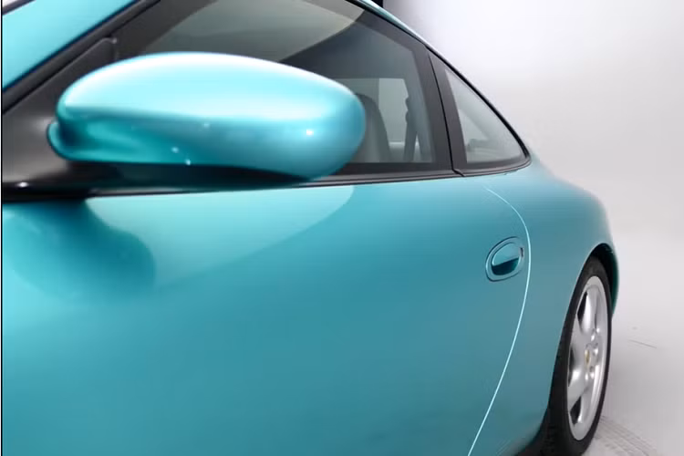 Nói một cách khác là nếu nhìn bằng mắt thường, nó trông giống hệt như một chiếc 911 Carrera 996 bình thường. Nếu bạn đang cảm thấy nghi hoặc, lớp giáp củng cố của xe không chỉ là trên lý thuyết. Porsche đã thử nghiệm nó và tuyên bố rằng ở hầu hết các vị trí, thân xe có thể chịu được hỏa lực của súng lục 9 mm cũng như súng lục ổ quay .44 Magnum.