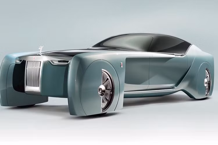 CEO của Rolls-Royce, ông Mueller-Oetvoes chỉ xác nhận rằng hãng đang phát triển xe điện siêu sang, với một cái tên gợi nhớ đến mẫu Rolls-Royce Silver Shadow siêu sang trong quá khứ huy hoàng hồi thế kỷ XX.