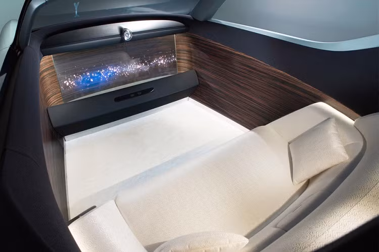 Từ trước tới nay, Rolls-Royce vốn cực kỳ nổi tiếng với những khối động cơ đặc trưng dung tích lớn, nhưng lại rất êm ái và tĩnh lặng, ít phát ra tiếng ồn. Và mẫu EV của hãng vẫn sẽ giữ vững truyền thống này. Nó sẽ "rất mạnh nhưng cũng cực kỳ lặng êm" - theo như lời của ông Mueller-Oetvoes.