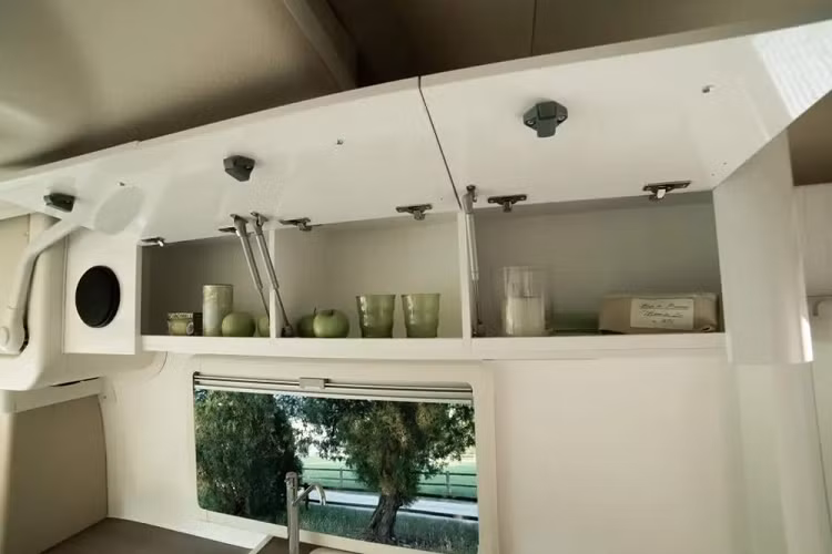 Nhìn chung, khu vực bàn ăn trông tràn đầy sức sống nhờ các chất liệu hoàn thiện đồ nội thất sang trọng như da, bông, và vải lanh. Các tiện nghi nổi bật khác bao gồm máy nước nóng Truma Combi, hệ thống sưởi sàn, hệ thống điện với bảng điều khiển kỹ thuật số, đèn LED làm mờ, và một bồn nước ngọt 100 lít.